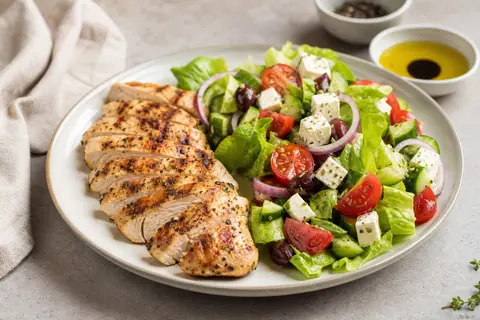 Imagen ilustrativa de Pollo a la plancha con ensalada griega ligera