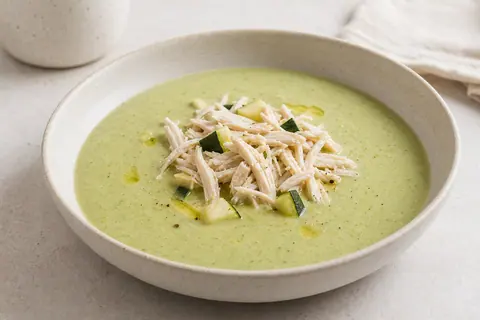 Imagen ilustrativa de Crema de calabacín con pollo desmechado