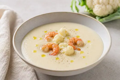 Imagen ilustrativa de Crema de coliflor con gambas
