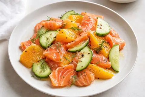 Imagen ilustrativa de Ensalada de salmón, naranja y pepino
