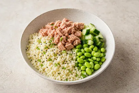 Imagen ilustrativa de Bowl de atún, arroz de coliflor y edamame