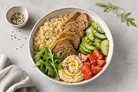Imagen ilustrativa de Bowl ligero de seitán, pepino y hummus