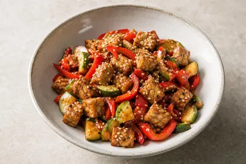 Imagen ilustrativa de Tempeh salteado con pimiento y sésamo