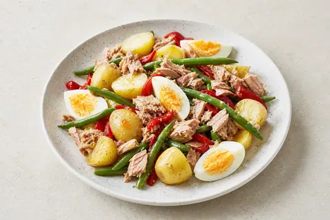 Imagen ilustrativa de Ensalada campera templada de patata, atún y huevo duro