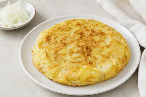 Imagen ilustrativa de Tortilla de patatas exprés 'fit' al microondas y sartén