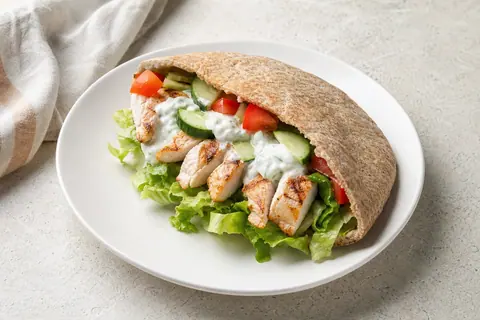 Imagen ilustrativa de Pita griega de pollo marinado con salsa tzatziki ligera