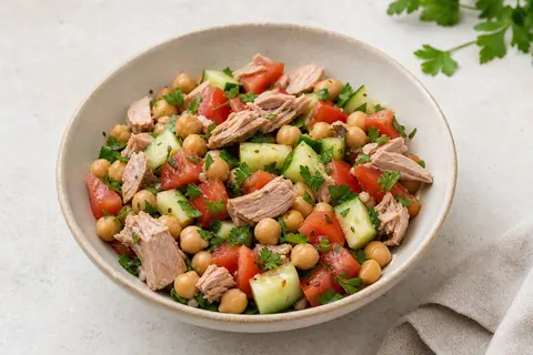 Imagen ilustrativa de Bowl templado de garbanzos, atún, tomate y comino