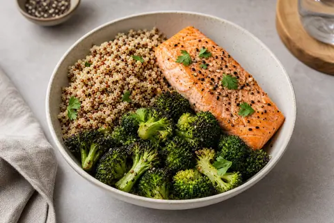 Imagen ilustrativa de Bowl de salmón, quinoa y brócoli