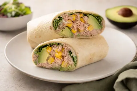 Imagen ilustrativa de Wrap de atún, aguacate y maíz