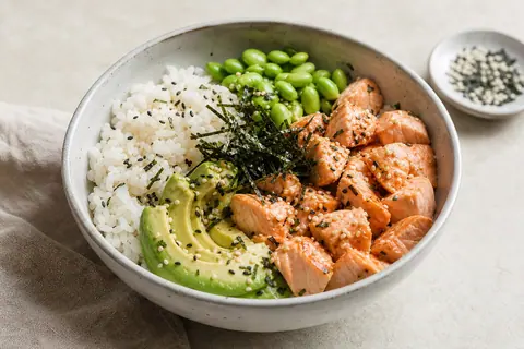 Imagen ilustrativa de Poke de salmón cocinado, arroz y edamame