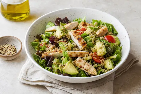 Imagen ilustrativa de Ensalada templada de pollo y quinoa