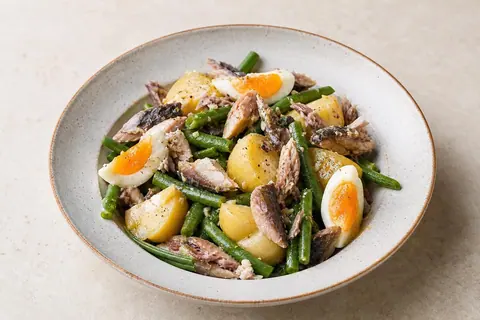 Imagen ilustrativa de Ensalada templada de caballa, patata y huevo
