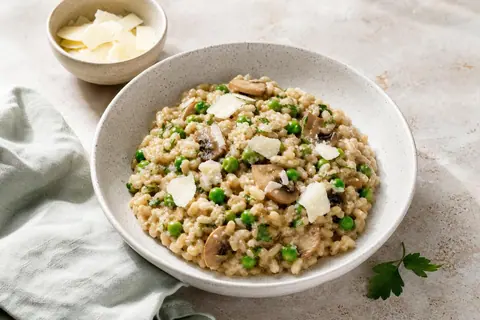 Imagen ilustrativa de Risotto de cebada con setas y parmesano