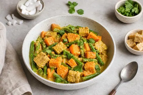 Imagen ilustrativa de Curry de tempeh, boniato y judías verdes