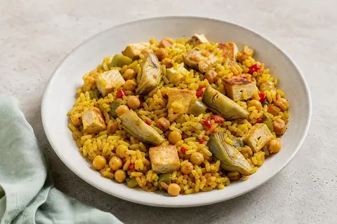 Imagen ilustrativa de Paella vegetal de tofu, garbanzos y alcachofa