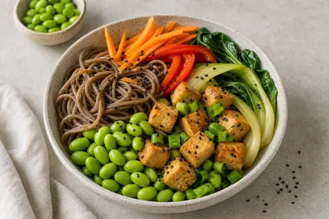 Imagen ilustrativa de Soba con edamame, tofu y verduras