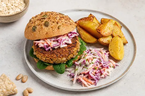Imagen ilustrativa de Hamburguesa de tempeh con patata y coleslaw