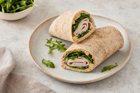 Imagen ilustrativa de Wrap de pavo, hummus y rúcula