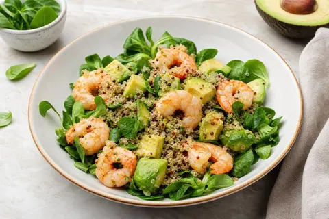 Imagen ilustrativa de Ensalada templada de gambas, aguacate y quinoa