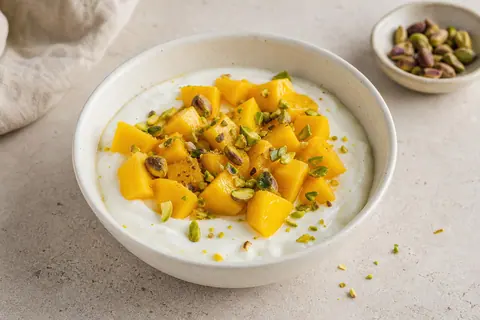 Imagen ilustrativa de Bol de skyr, mango y pistacho