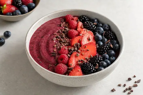Imagen ilustrativa de Smoothie bowl de frutos rojos y cacao