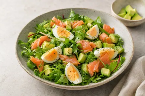 Imagen ilustrativa de Ensalada fresca de salmón, aguacate y huevo