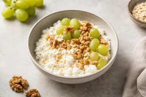 Imagen ilustrativa de Bol de cottage, uvas y nueces