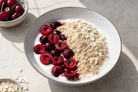 Imagen ilustrativa de Bol de yogur de soja, cereza y semillas