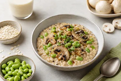 Imagen ilustrativa de Porridge salado de avena, edamame y setas