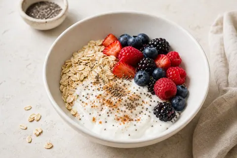 Imagen ilustrativa de Bowl antioxidante de Skyr, avena y frutos rojos