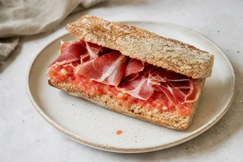 Imagen ilustrativa de Bocadillo ibérico saludable con pulpa de tomate