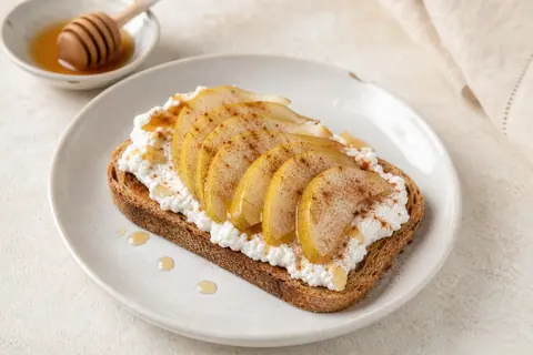 Imagen ilustrativa de Tostadas dulces de ricotta, pera laminada y canela