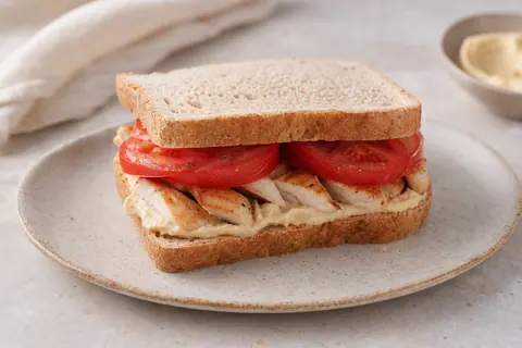 Imagen ilustrativa de Sándwich de pollo, hummus y tomate