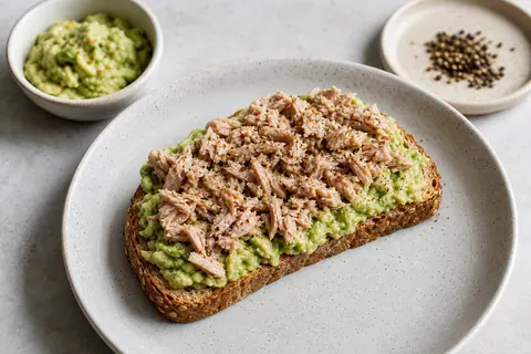 Imagen ilustrativa de Tostada de atún y aguacate