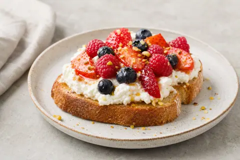 Imagen ilustrativa de Tostada dulce de ricotta y frutos rojos