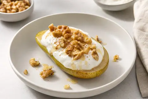 Imagen ilustrativa de Pera con crema de skyr y nueces