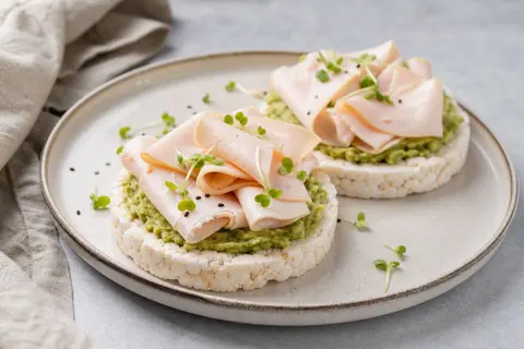 Imagen ilustrativa de Tortitas de arroz con pavo y aguacate
