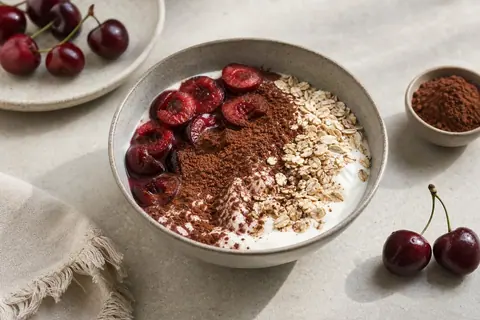 Imagen ilustrativa de Queso batido con cerezas, cacao y avena