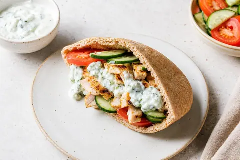 Imagen ilustrativa de Pan pita con pollo y tzatziki