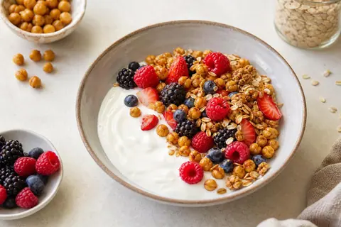 Imagen ilustrativa de Yogur griego con granola de garbanzo y frutos rojos