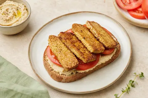 Imagen ilustrativa de Tostada de tempeh, tomate y mostaza
