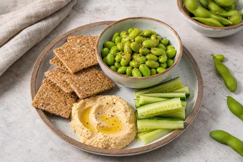 Imagen ilustrativa de Edamame especiado con crackers integrales
