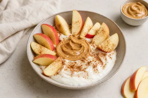 Imagen ilustrativa de Dip dulce de yogur proteico, cacahuete y manzana crujiente