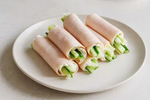 Imagen ilustrativa de Rollitos frescos de pavo, queso crema y bastones de pepino