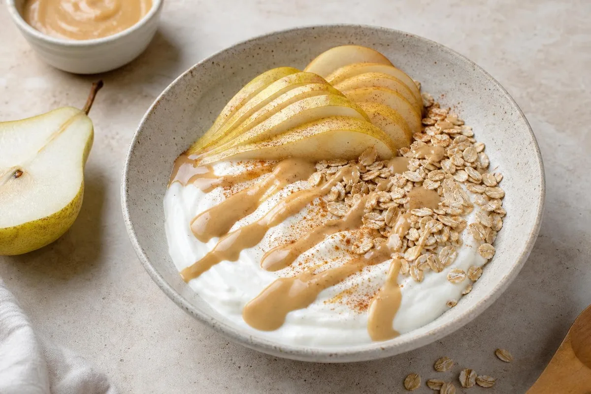 Imagen ilustrativa de Skyr con pera, tahini y canela